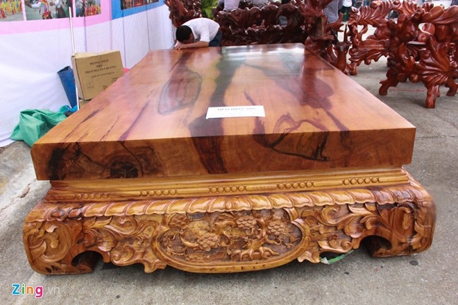 9.	Trong Hội chợ Nông nghiệp Quốc tế lần thứ 14 diễn ra tại khu Hội chợ triển lãm Giao dịch Kinh tế và Thương mại (Hoàng Quốc Việt, Cầu Giấy, Hà Nội), bức tượng Bồ Đề Đạt Ma bằng nu gỗ nghiến cao 2,56 m, rộng 1,54 m được Trung tâm Sách kỷ lục Việt Nam xác lập kỷ lục là bức tượng tạc từ nu gỗ nghiến lớn nhất Việt Nam, đến thời điểm hiện tại thu hút sự chú ý của nhiều khách hàng và người tham quan. 