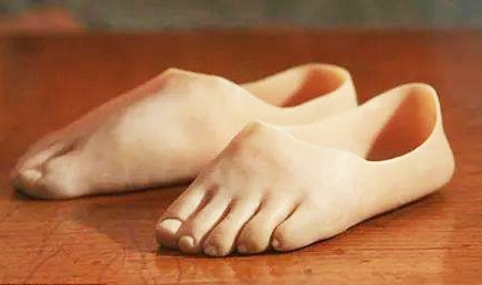 20.000 dong mot doi dep cao su hinh ban chan nguoi hinh anh