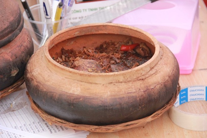 2. Bỏ nghề kỹ sư, bán cá kho thu tiền tỷ  Có thu nhập 10 triệu đồng/tháng với nghề kỹ sư xây dựng, nhưng anh Nguyễn Bá Hoàn, ở Ninh Giang, Hải Dương quyết định nghỉ việc để đi bán đặc sản cá kho Vũ Đại. Ảnh: Ngọc Lan. 