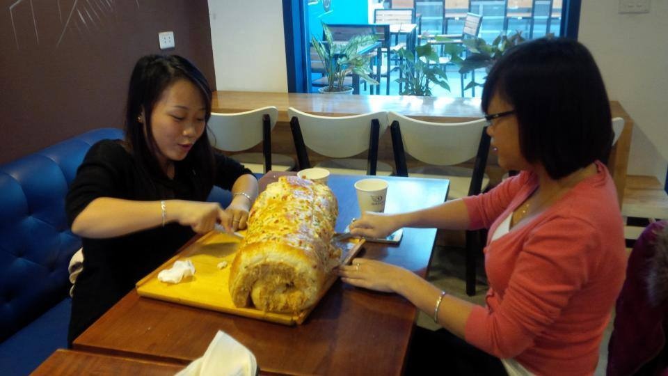 An het chiec banh 2,1 kg duoc thuong 1 trieu dong hinh anh