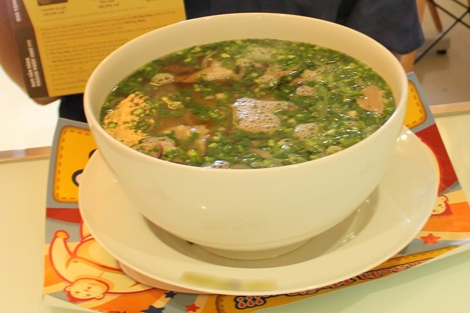 1.	Ăn hết tô phở khổng lồ, được tặng 1 triệu đồng Cuối tháng 11 vừa qua, chương trình “Thử thách với bát phở khổng lồ” tại một cửa hàng ăn ở quận 4 TP.HCM thu hút hàng nghìn người tham gia. Theo quy định, người chơi phải ăn hết 750 gr bánh phở, 400 gr thịt bò và hai lít nước dùng mới được nhận giải thưởng 1 triệu đồng. Ngược lại, nếu thua cuộc sẽ phải trả 200.000 đồng tiền nguyên liệu, bằng 4 tô phở thường. Ảnh: Zen Nguyễn.