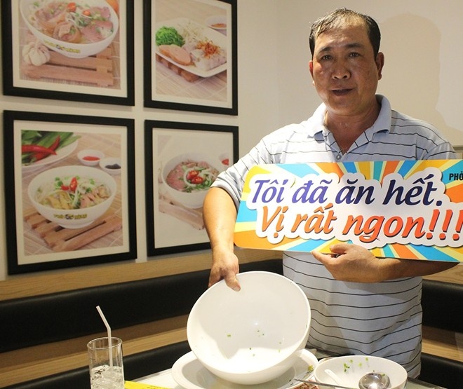 Đây là một chiêu tiếp khá quen thuộc ở thế giới nhưng khá mới mẻ ở Việt Nam. Sau 2 tuần công bố, chương trình đã thu hút hơn 1.500 khách tham gia, nhưng chỉ 15 người đoạt giải. Theo ý kiến độc giả Minh Hiếu, đây là mánh bán hàng khôn khéo của cửa hàng. Thực tế, chưa tính đến phần bánh phở và thịt, chỉ riêng 2 lít nước lèo đã trở thành rào cản khiến nhiều người không thể vượt qua được. Với kiểu thi này, thương hiệu phở sẽ bán được nhiều hơn mà không tốn chi phí quảng cáo. Tuy nhiên, theo ông Nguyễn Huy Cường, đại diện thương hiệu phở này thì các chương trình khuyến mãi không còn mang lại hiệu quả nên họ tổ chức hình thức này vừa mới lạ mà lợi ích được đưa trực tiếp đến khách. Bên cạnh đó, đây cũng là một sự đầu tư quảng bá thương hiệu không tính lời lãi. Ảnh: Zen Nguyễn. 