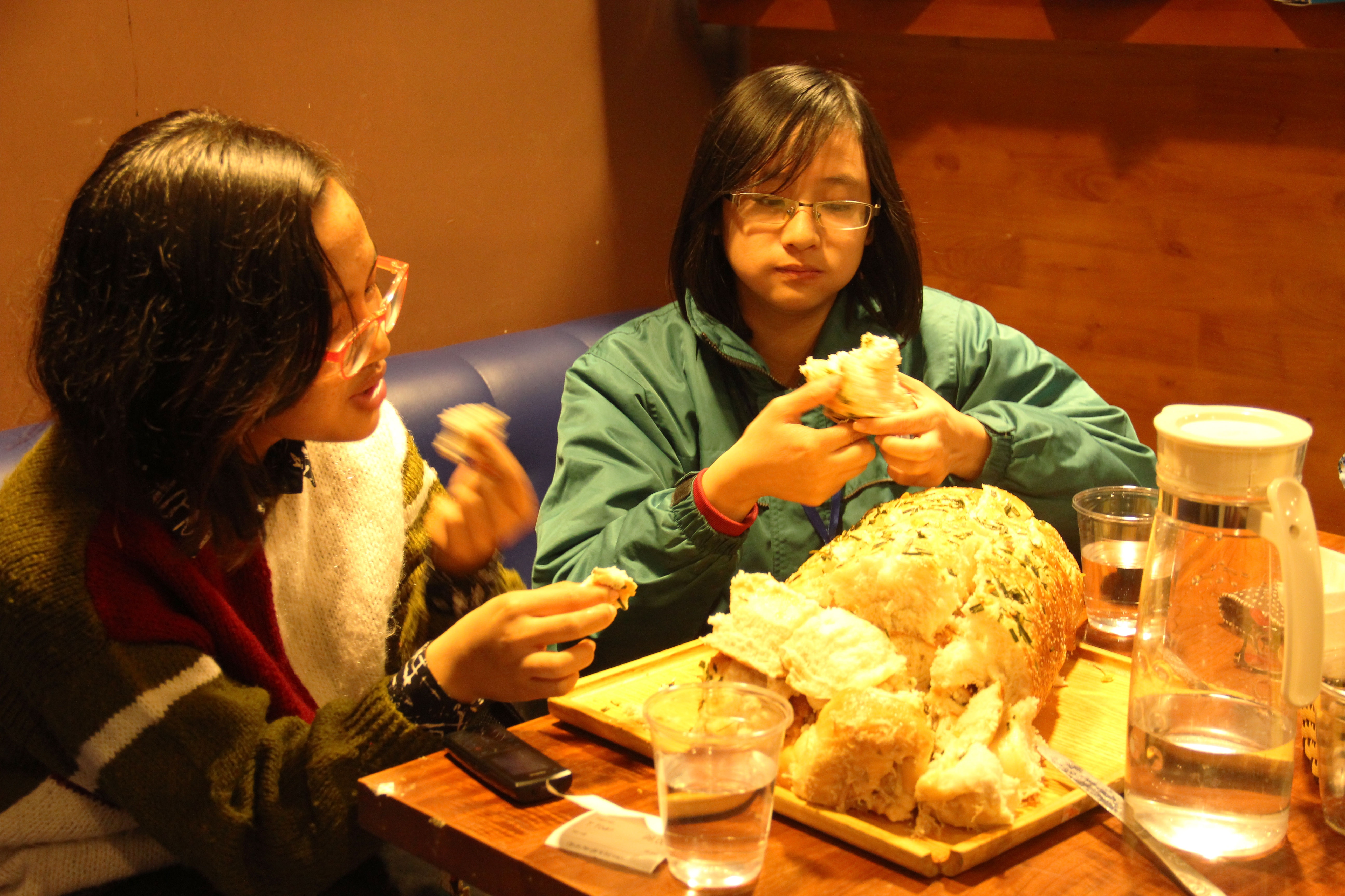 3. Quảng cáo thương hiệu bằng thử thách ăn nhiều, ăn nhanh Cũng giống với “thử thách tô phở khổng lồ” ở TP.HCM, gần đây, một chuỗi cửa hàng bánh ở Hà Nội mở chương trình cho các cặp đôi, ăn hết chiếc bánh 2,1 kg trong vòng 30 phút sẽ được thưởng 1 triệu đồng. Nếu thua cuộc, họ sẽ phải trả chi phí 99.000 đồng tiền bánh. Chương trình chỉ kéo dài trong vòng 1 tháng nhưng hiện đã kín lịch thi và hàng trăm các cặp đôi không được tham gia. Ảnh: Ngọc Lan. 