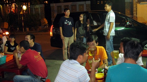 Chủ quán trứng vịt lộn đón khách miễn phí bằng xe hơi Mỗi lần muốn ăn trứng vịt lộn, chủ quán đem xe hơi 7 chỗ đến đón khách. Ý tưởng được vợ chồng anh Chính nghĩ ra và duy trì từ khi khai trương quán (năm 2011) đến nay.