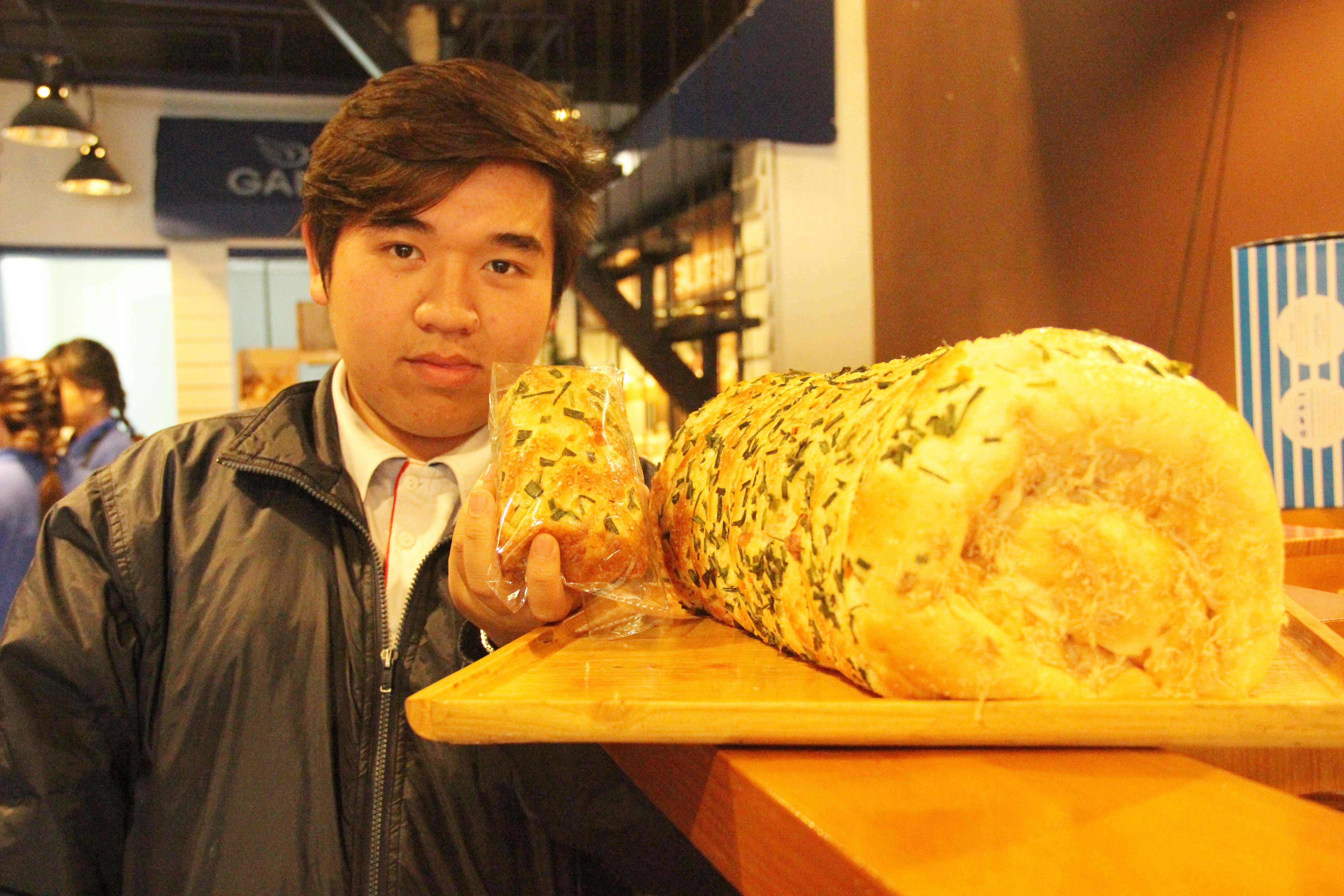 Theo tiết lộ của quản lý cửa hàng, trước đây cửa hàng cũng mở chương trình với chiếc bánh khổng lồ nhưng với phần ăn 1 người,  số tiền thưởng và tiền người thua cuộc cũng ngang bằng hiện tại. Tuy nhiên, các chương trình đó chưa hút khách bằng chương trình lần này, do số lượng người tham gia theo cặp sẽ kéo theo nhiều trải nghiệm cũng như nhiều khách đến cổ vũ. Ảnh: Ngọc Lan. 