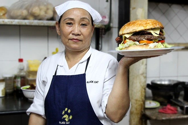 Chiếc burger khổng lồ này cao 15 cm và đường kính hơn 30 cm. Cũng nhờ chiếc bánh khổng lồ này mà nhà hàng dù mới đi vào hoạt động nhưng được khá đông thực khách, cả người địa phương và dân du lịch tìm đến.