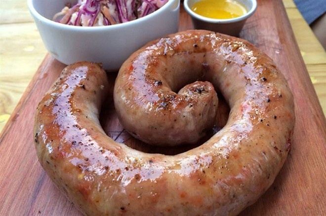 4. Quán ăn hút khách nhờ sườn nướng và xúc xích khổng lồ Ngoài những cuộc thi ăn nhanh, ăn nhiều, một số nhà hàng ở Sài Gòn dùng chiêu hút khách bằng cách chế biến món ăn khổng lồ. Tại một quán ăn trên đường Võ Văn Kiệt, TP.HCM, những miếng sườn dài hơn 35 cm, nặng 1,5 kg; cây xúc xích dài hơn 30 cm ướp gia vị cay và đồ ăn được bày trên thớt, không dùng đĩa là những thu hút thực khách đến ăn. 