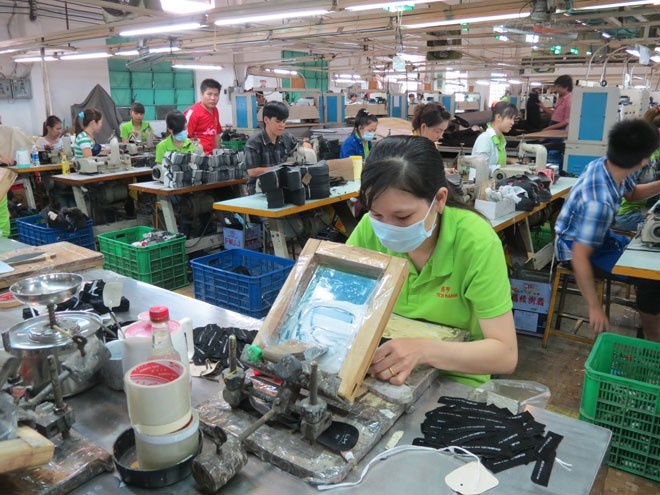 Cong nhan nom nop cho… tang luong hinh anh