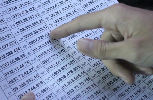 Tại TP.HCM, sim 10 số dễ nhớ và đẹp đang bán chạy hơn khi có thông tin sẽ chuyển đổi đầu số di động từ 11 số về 10 số. Ảnh: Zen Nguyễn.