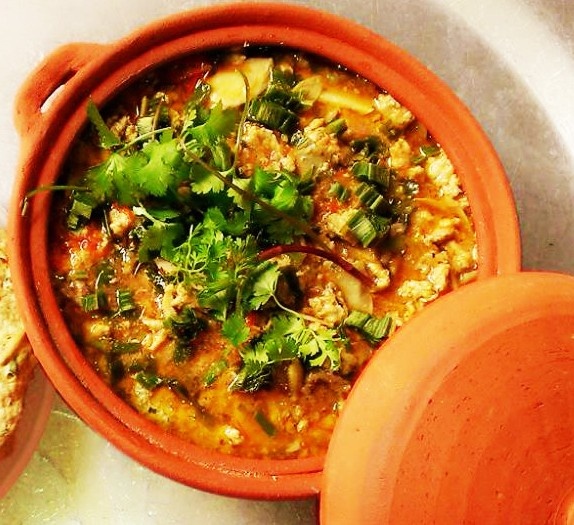 Vào mùa rươi, nhiều người không tiếc tiền chi hàng triệu để mua rươi về dự trữ để chế biến món ăn dịp Tết. Hiện tại, một kg rươi bán đúng mùa giá 200.000 – 300.000 đồng, riêng loại cao cấp có thể lên 400.000 – 500.000 đồng/kg. Vào những ngày Tết, rươi kho 1kg có giá hơn 1 triệu đồng/ nồi”. Ảnh: NVCC. 