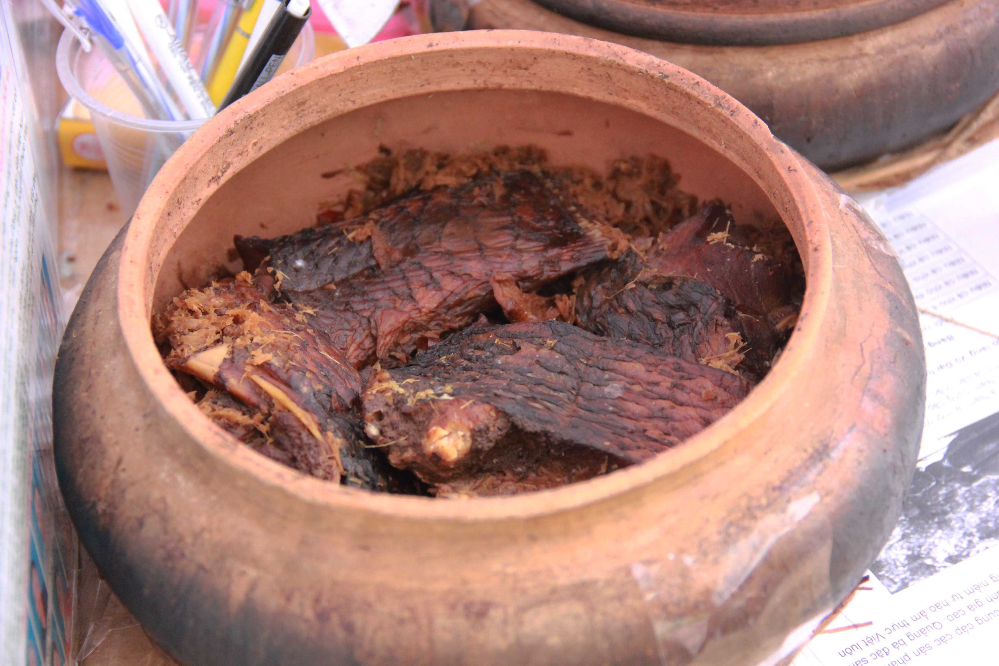 Nồi cá kho tiền triệu Cũng như rươi, trước kia cá kho chỉ là món ăn bình dị, dân dã ở các gia đình ở nông thôn. Tuy nhiên, mấy năm gần đây, cá kho ngày càng được nhiều người ưa chuộng và giá đắt đỏ, đặc biệt cá trắm được kho ở làng Vũ Đại, Hà Nam. Ảnh: Ngọc Lan.