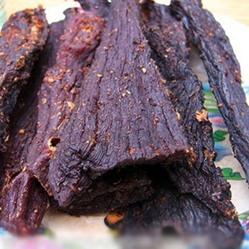 Do món ăn ngọn, có vị thơm, ngọt nên được rất nhiều khách du lịch thích thú. Sau dần dần chúng trở thành đặc sản ở nơi đây. Hiện nay, những loại thịt “gác bếp” này có giá không rẻ, dao động từ 900.000 – 1,3 triệu/kg. Vào những ngày Tết, nhiều gia đình sẵn sàng chi tiền triệu mua về để làm đồ nhắm uống bia, rượu. Ảnh: 