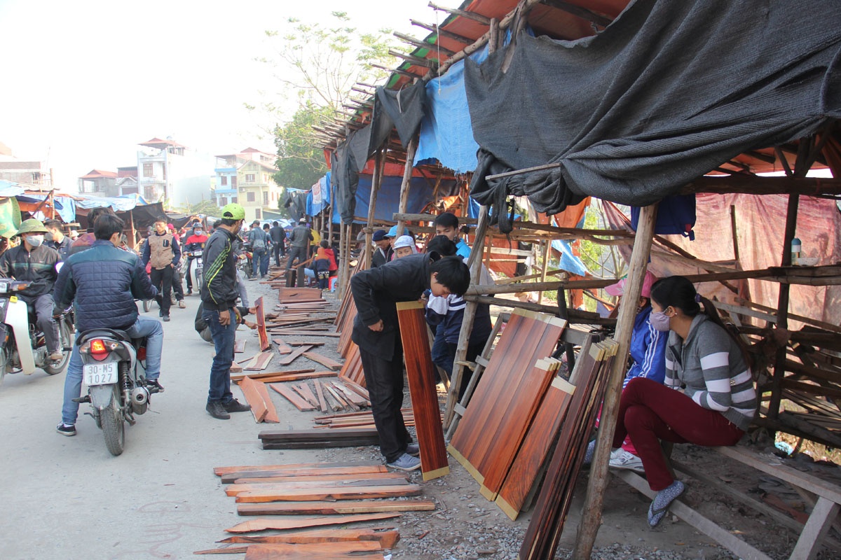 Theo người dân ở đây cho biết, chợ gỗ mọc lên từ khoảng gần 4 năm nay. Ban đầu, đây chỉ là 
