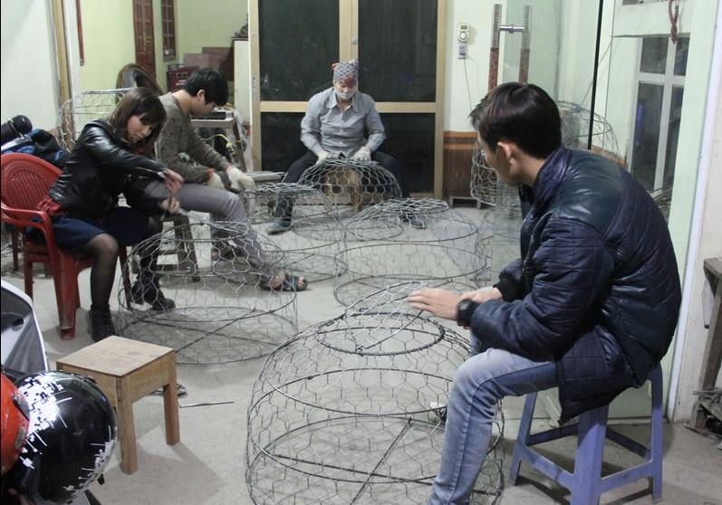 Xay nha lau, tau o to nho dan long sat nhot ga, dung rau hinh anh