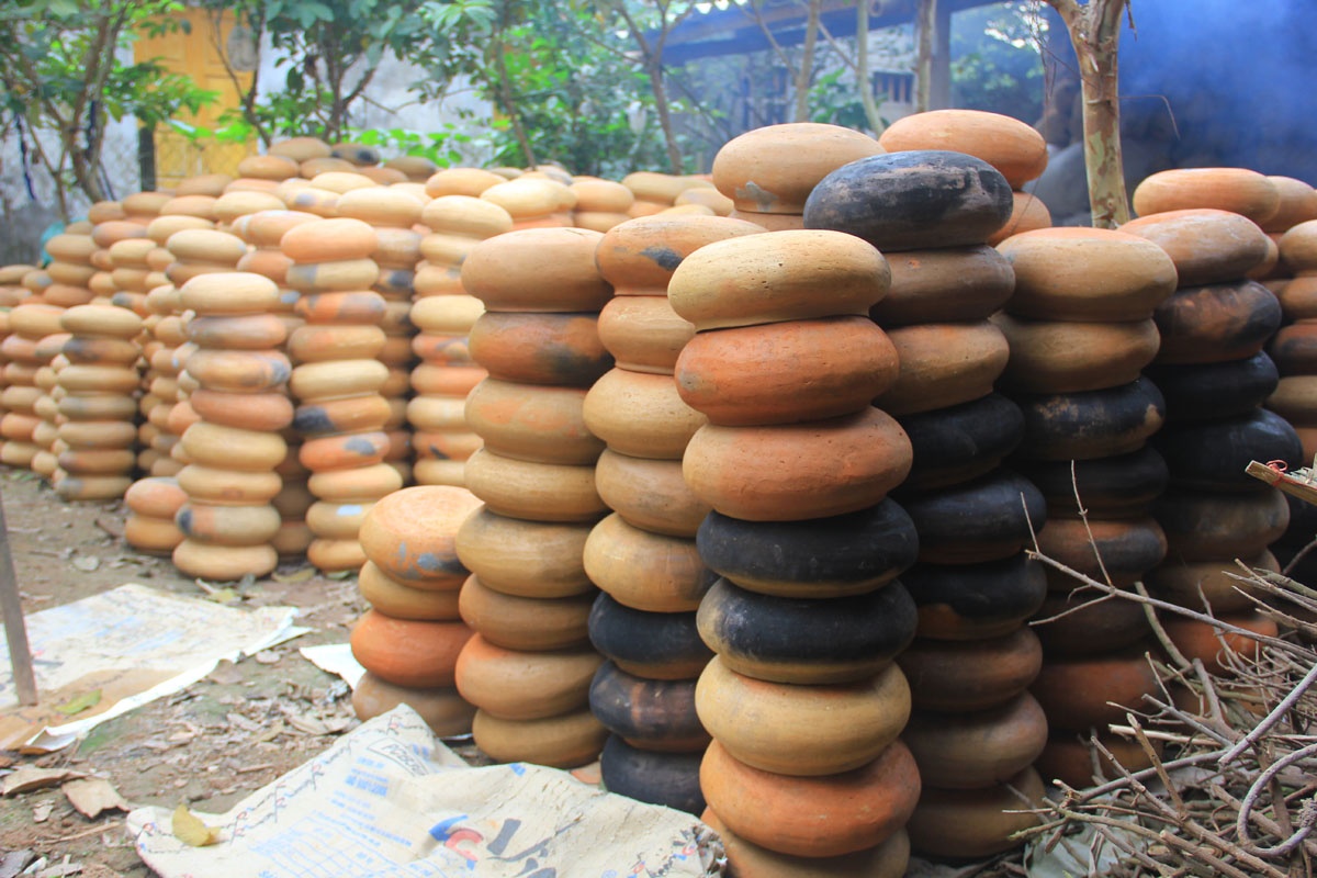 Hàng nghìn chiếc niêu đất chất tại vườn để phục vụ khách dịp Tết này. 