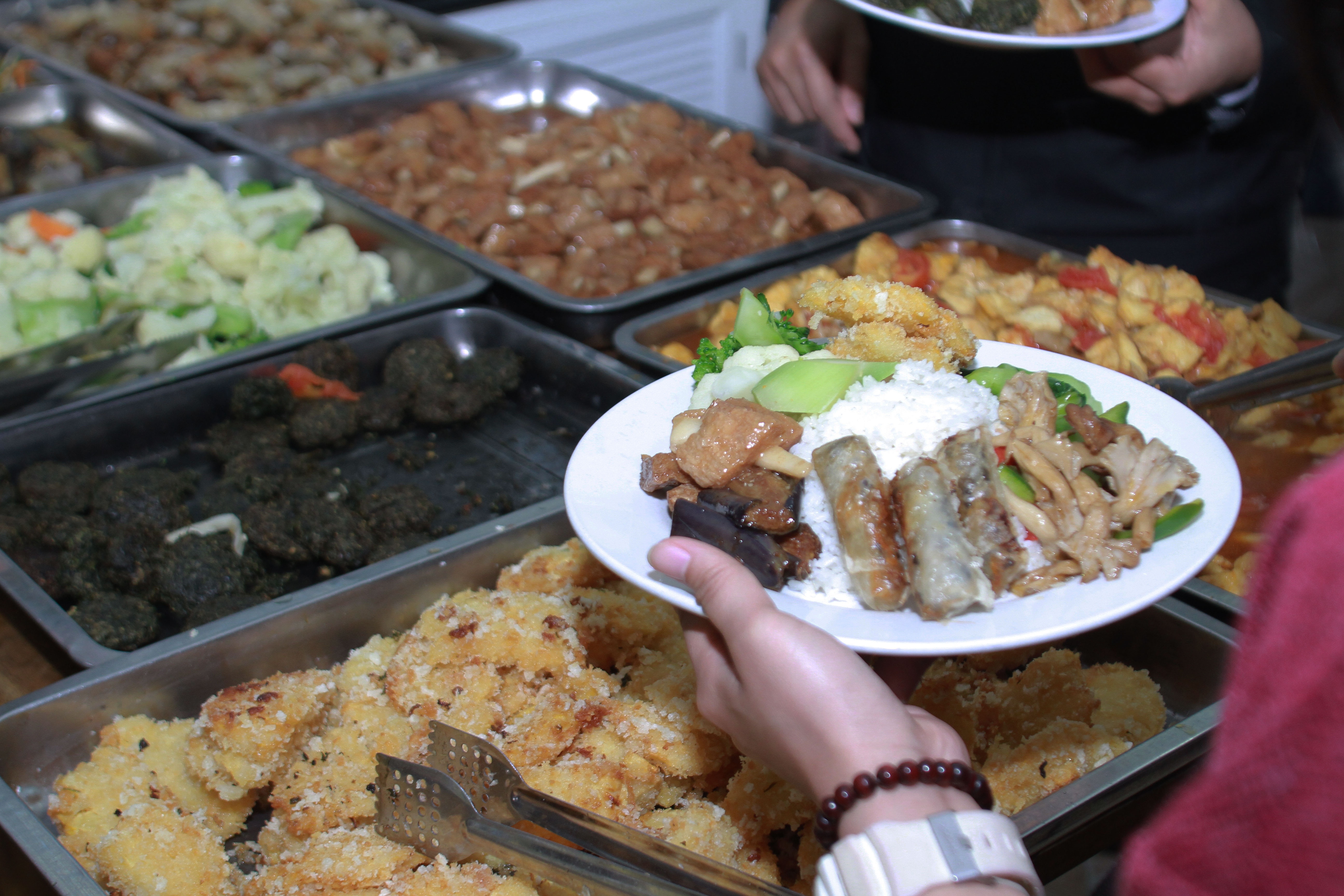 Quan an tra tien tuy tam, tang sach Phat o Ha Noi hinh anh