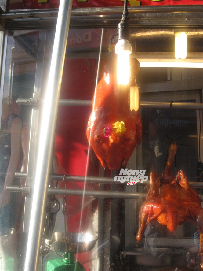 Heo sữa quay ở chợ nặng 3 kg bán giá 900 ngàn. Nguồn gốc thế nào không ai rõ?... 