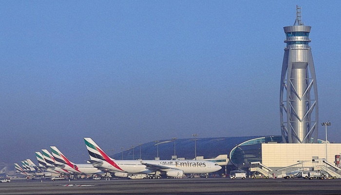Những chiếc máy bay đến và đi liên tục trên sân bay quốc tế Dubai.