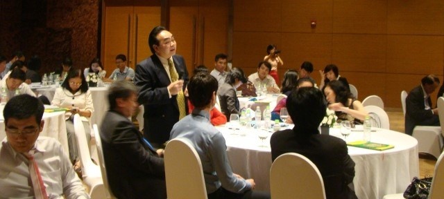 Viet kieu hien ke phat trien trai thanh long, tom, cua hinh anh