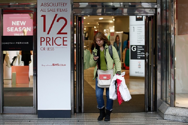 Một người mua sắm đang kiểm tra điện thoại khi ra khỏi cửa hàng BHS của tập đoàn Arcadia, London, Anh vào thứ Hai 26 Tháng một, 2015.