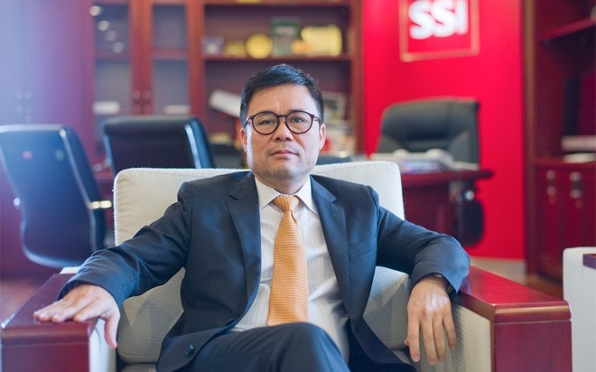 Chủ tịch kiêm Tổng giám đốc SSI Nguyễn Duy Hưng: Đứng đầu Công ty Cổ phần Chứng khoán Sài Gòn (SSI) - công ty chứng khoán tư nhân đầu tiên, có quy mô vốn lớn, luôn nằm ở top đầu môi giới, sức ảnh hưởng của ông Hưng với tư cách Chủ tịch SSI đến thị trường chứng khoán nằm cả ở lĩnh vực môi giới lẫn đầu tư.