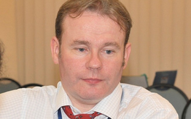 Giám đốc HSC Fiachra Macana: Công ty Cổ phần Chứng khoán TP.HCM (HSC) không tập trung nhiều cho đầu tư, nhưng lại là công ty có thị phần môi giới ổn định ở tốp trên, lãi nhờ dịch vụ tốt.  Để làm được điều này, HSC ngoài lợi thế quy mô vốn lớn, yếu tố giữ chân nhà đầu tư của HSC là chất lượng báo cáo phân tích tốt, mà người đứng đầu mảng này cũng chính là Fiachra Macana. Mỗi quan điểm về xu hướng thị trường, đánh giá doanh nghiệp của HSC luôn có tác động đến thị trường. 