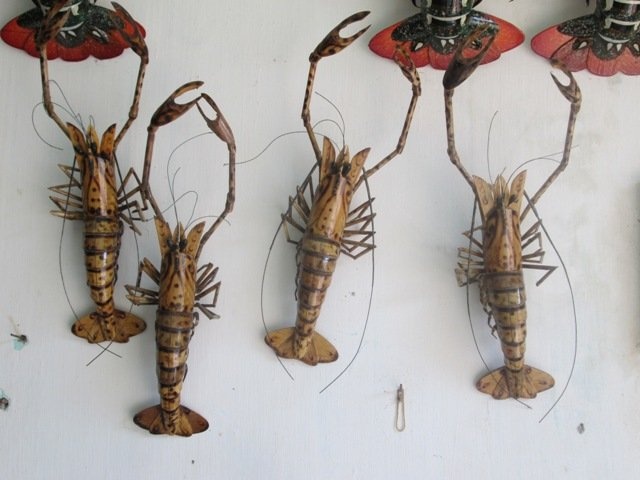 Tôm nhỏ, dòng sản phẩm đầu tiên thuộc họ nhà tôm của gia đình bác Châu, với thành phần gần 100% là tre hiện có giá 200.000 đồng/cặp