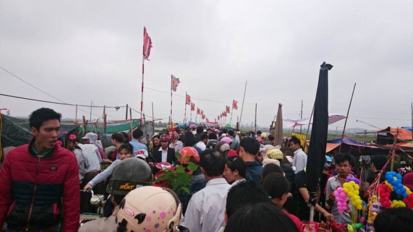 Dòng người đổ về ngày một đông khi trời bắt đầu tối để chuẩn bị cho phiên chợ lớn trong năm.