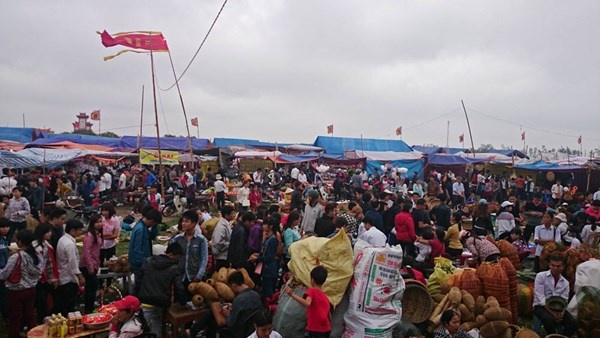 Chua hop, cho Vieng da chat kin nguoi hinh anh