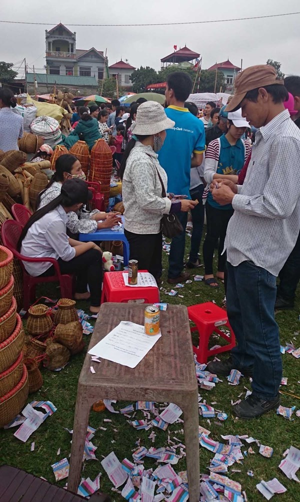 Các quầy bán vé số mời kéo khách quay số trúng thưởng, vứt bừa bãi giấy ra ngoài đường.