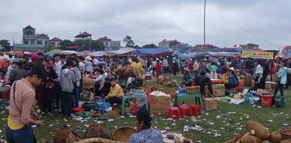 Giấy trắng một góc chợ.