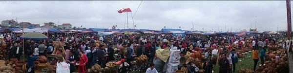 Chợ Viềng họp cả ngày mùng 8 tháng Giêng Âm lịch, nhưng người ở xa thường về từ sớm chiều mùng 7 tết. 