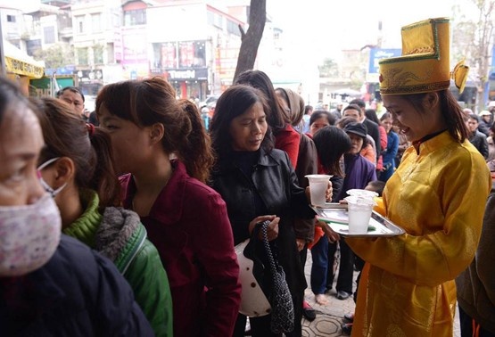 Ngai xep hang, nguoi Ha Noi mua vang truoc ngay via than tai hinh anh