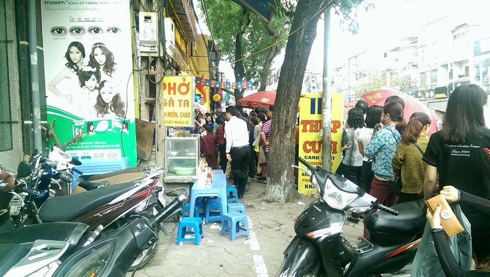 Một quán ăn quyết định đóng cửa từ đầu giờ sáng vì bị dòng người vây kín. Ảnh: Ngọc Lan.