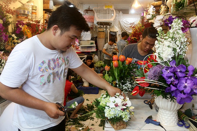 Hoa hong nhieu, gia van tang manh dip 8/3 hinh anh