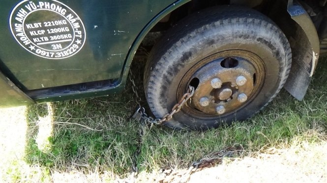 Chiếc xe tải mà thương lái điều tới vườn đang bị gia đình bà Phước xích bánh lại.
