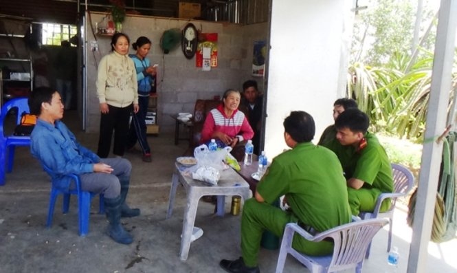 Lực lượng công an làm việc tại nhà bà Nguyễn Thị Phước trong chiều 21/3.