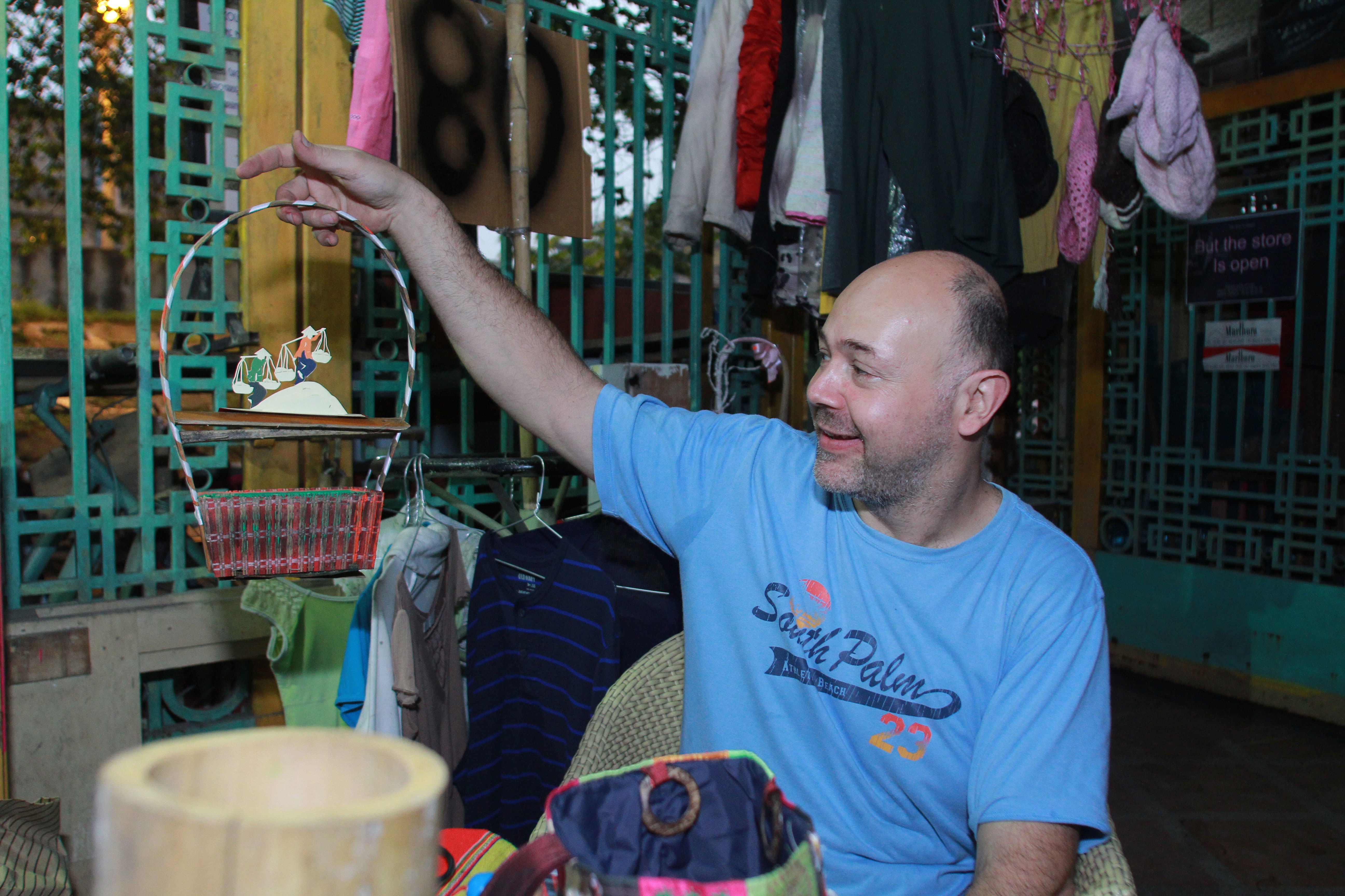 Nhung ong Tay sang Viet Nam ban hang thung, xuc xich via he hinh anh