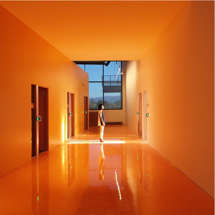 Do căn phòng chính quá lớn, phòng họp được ngăn cách bằng cách bức tường kính ở trung tâm.