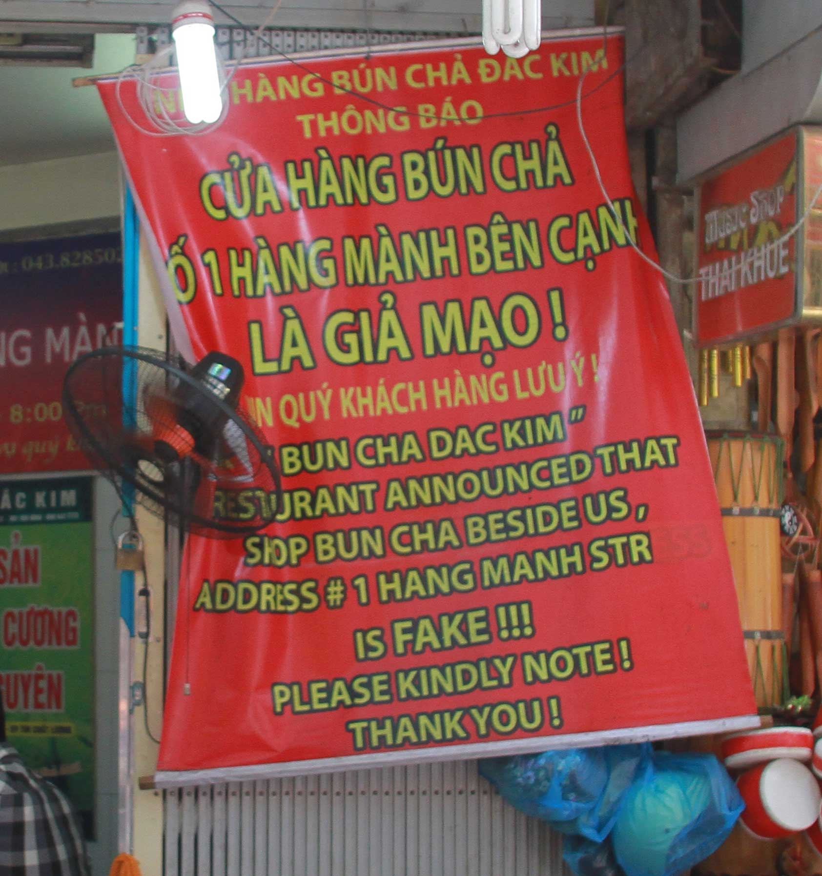 Bien hieu 'cua hang ben la gia mao' ky la cua quan bun cha hinh anh