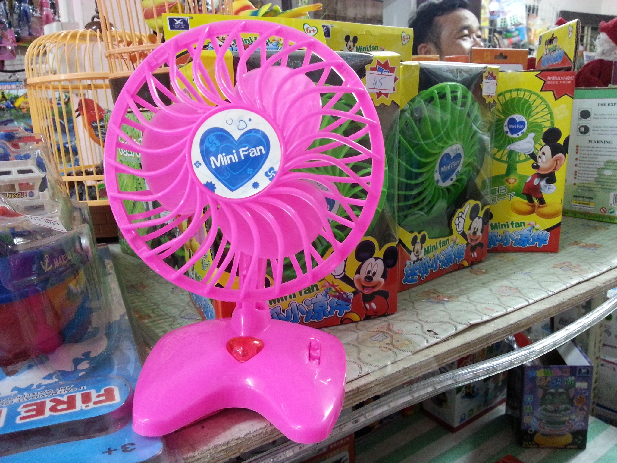 Quat mini xuat xu Trung Quoc: Khach nghi ngai nhung van mua hinh anh