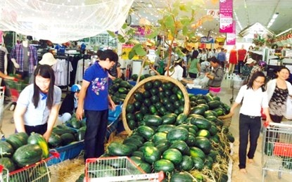 Dua hau mien Trung vao sieu thi, gia 3.000 dong/kg hinh anh