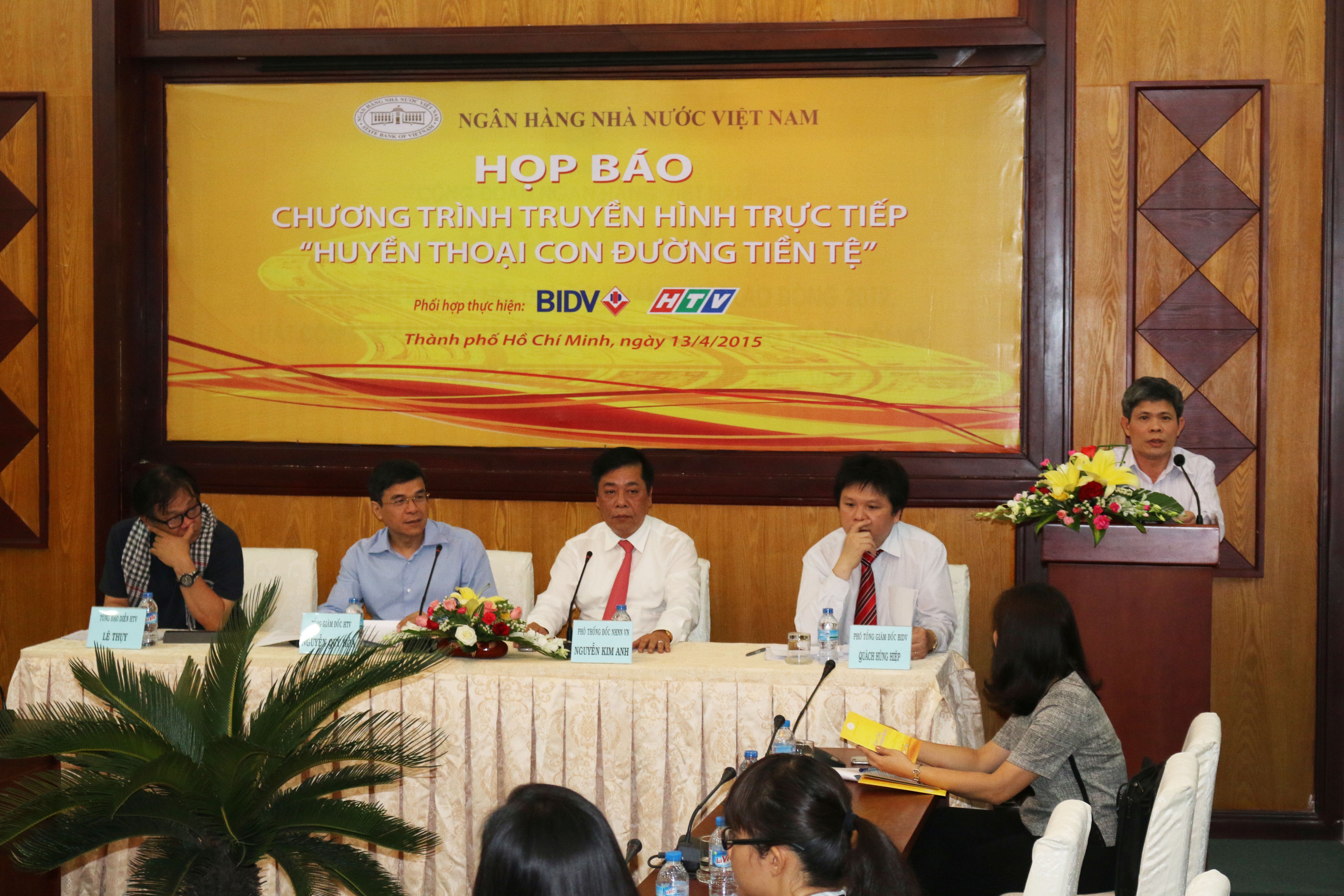 Khai mo bi mat con duong tien te cua Viet Nam hinh anh