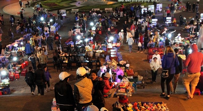 6. Chợ Âm Phủ Đà Lạt, Lâm Đồng: Nhắc đến Đà Lạt, người ta không thể không nhớ đến vẻ đẹp về đêm ở chợ Âm Phủ. Chợ họp từ 19 giờ tối đến tận 3-4 giờ sáng. Dù mang cái tên rùng rợn - Chợ Âm Phủ - nhưng không khí ở chợ đêm Đà Lạt rất náo nhiệt. Nhiều du khách đến đây đều ghé qua chợ để mua áo len, áo khoác, khăn len,... Bên cạnh đó, khu chợ này là thiên đường của những món nướng ngon, giá rẻ.