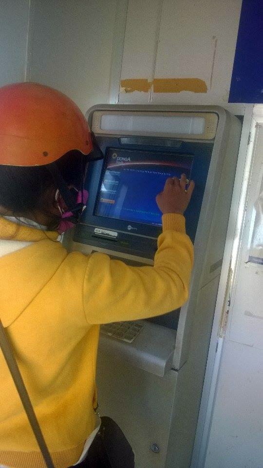 Nhiều máy ATM tại thị xã Buôn Hồ (Đắk Lắk) ngưng hoạt động khiến người dân không thể rút tiền