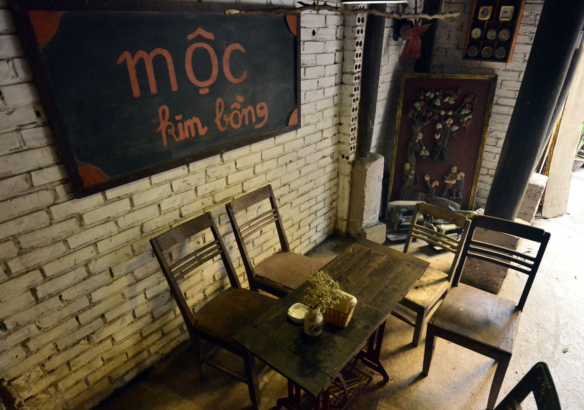 Những chiếc đồng hồ xưa cổ được sưu tầm và trưng bày tại quán. 