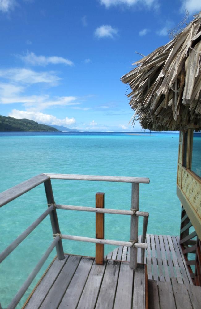 Điểm hấp dẫn bậc nhất ở Taha’a, bên cạnh những bãi biển cát trắng nước trong đầy quyến rũ, chính là những căn nhà lá vươn lên từ mặt nước xanh.