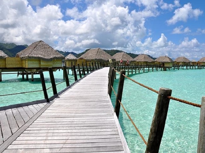 Nhà lá nhấp nhô trên mặt biển, phô vẻ đơn sơ, mộc mạc giữa khung cảnh trời mây sóng nước đẹp như thiên đường.