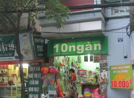 Cua hang gia 10.000 dong o Ha Noi ru nhau dong cua hinh anh