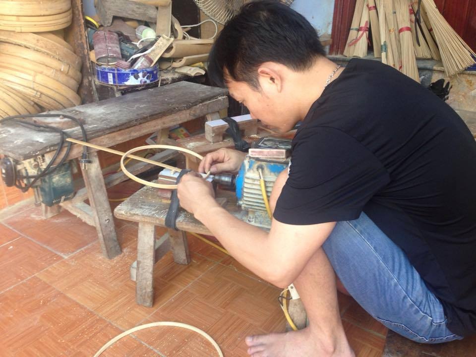 Nghề làm lồng chim cho thu nhập tương đối tốt nhưng đòi hỏi sự miệt mài và óc nghệ thuật. Ảnh: NVCC.
